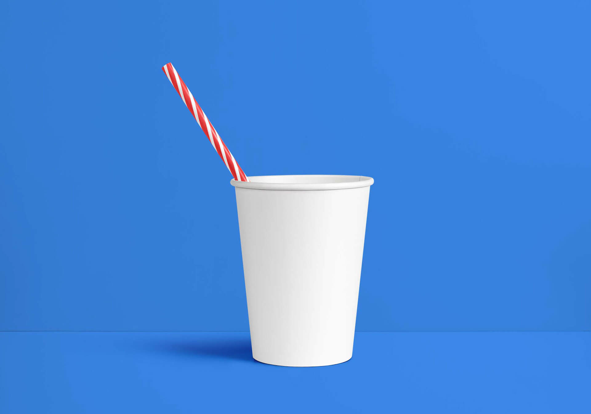 https://www.pacagemockup.com/wp-content/uploads/2022/12/Free-Paper-Cup-Mockup-With-Straw1.jpg